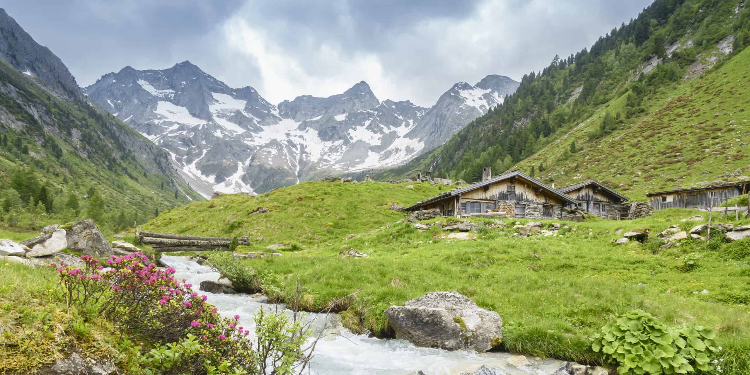 Panorama von Almhütten mit Gletscher im Hintergrund